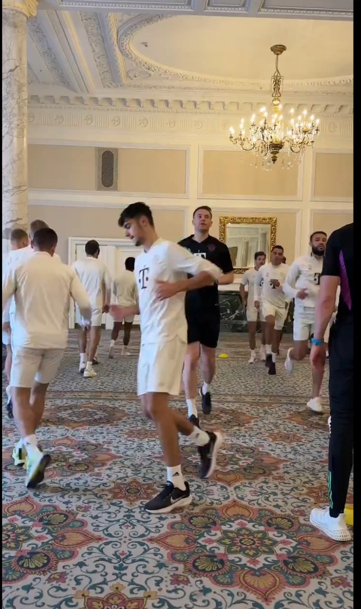 备战！拜仁官方社媒晒球员们在酒店内训练视频